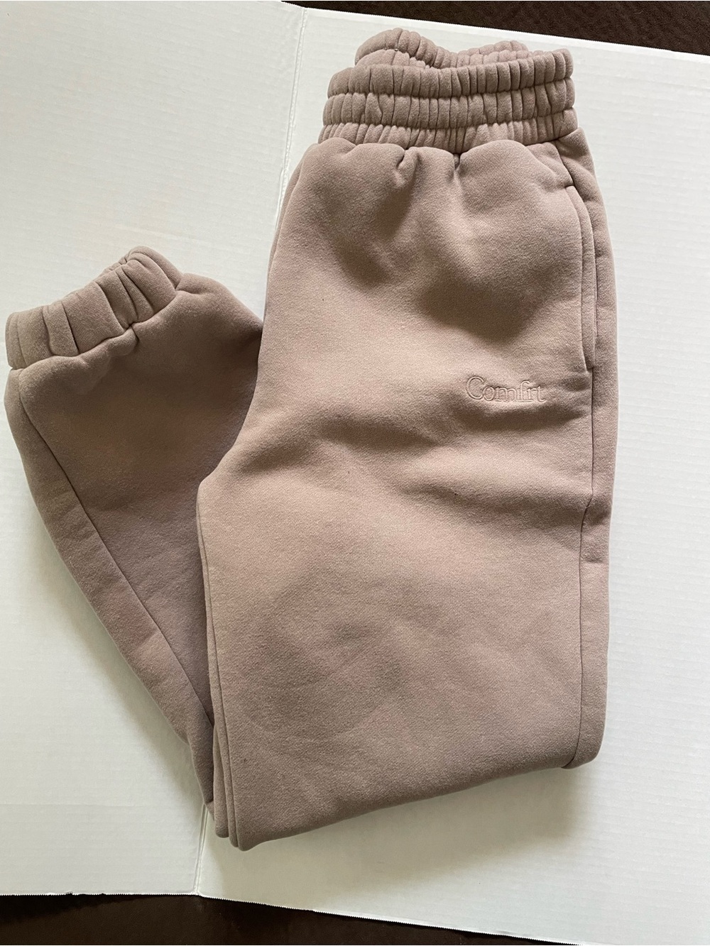 Comfrt Set- includes  Joggers and sweatshirt 
Color Bark